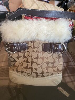 Signature Pattern Faux-Fur Trim Shoulder Bag - Brown/Cream